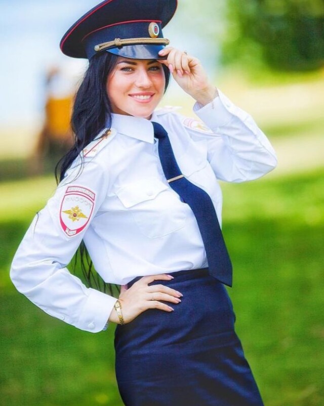 fille en uniforme de police