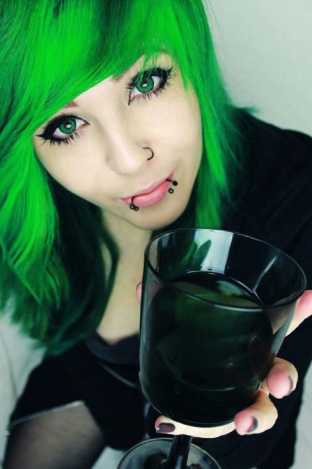 Beautiful girls with green hair: 76 PHOTOS