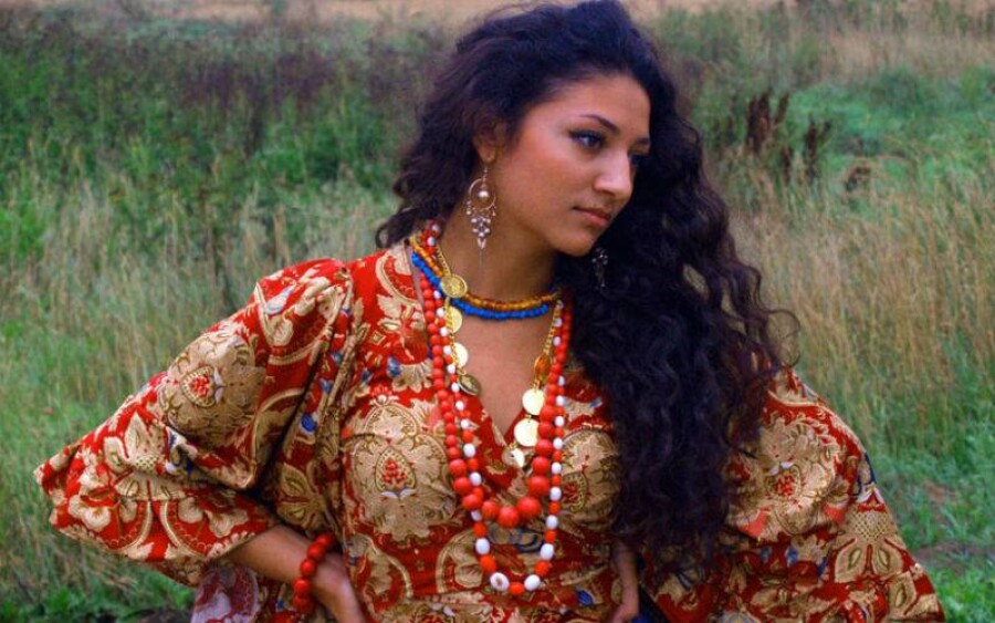 TOP 10 most beautiful gypsies of the past and present