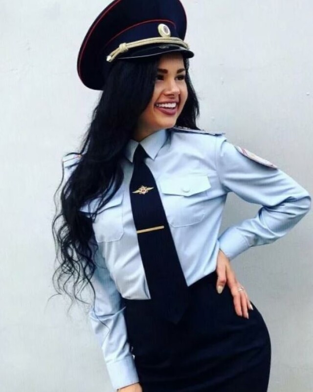 fille en uniforme de police