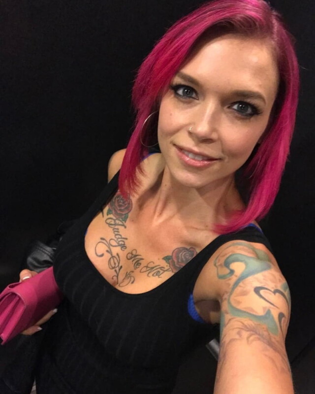 Anna Bell Peaks Actriz Porno Con Cabello Rosa Y Tatuajes Foto