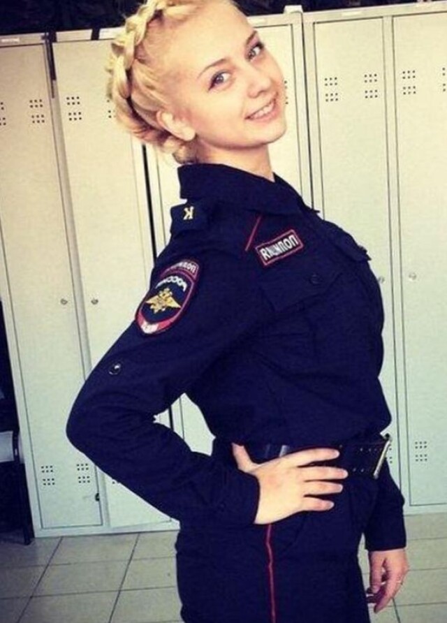 fille en uniforme de police