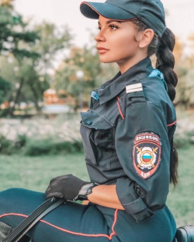 fille en uniforme de police