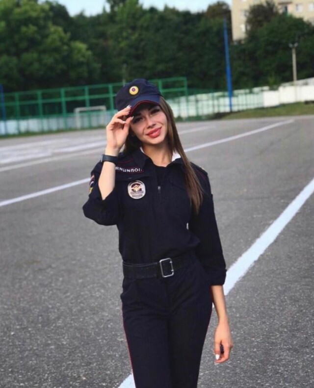 fille en uniforme de police